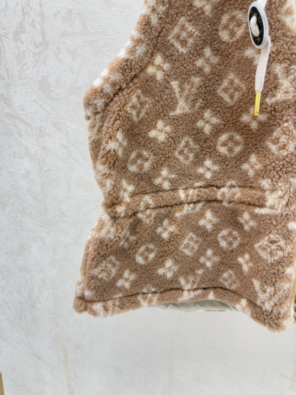 Women’s LV Monogram Sherpa Fleece Vest - Picture 7 of 10